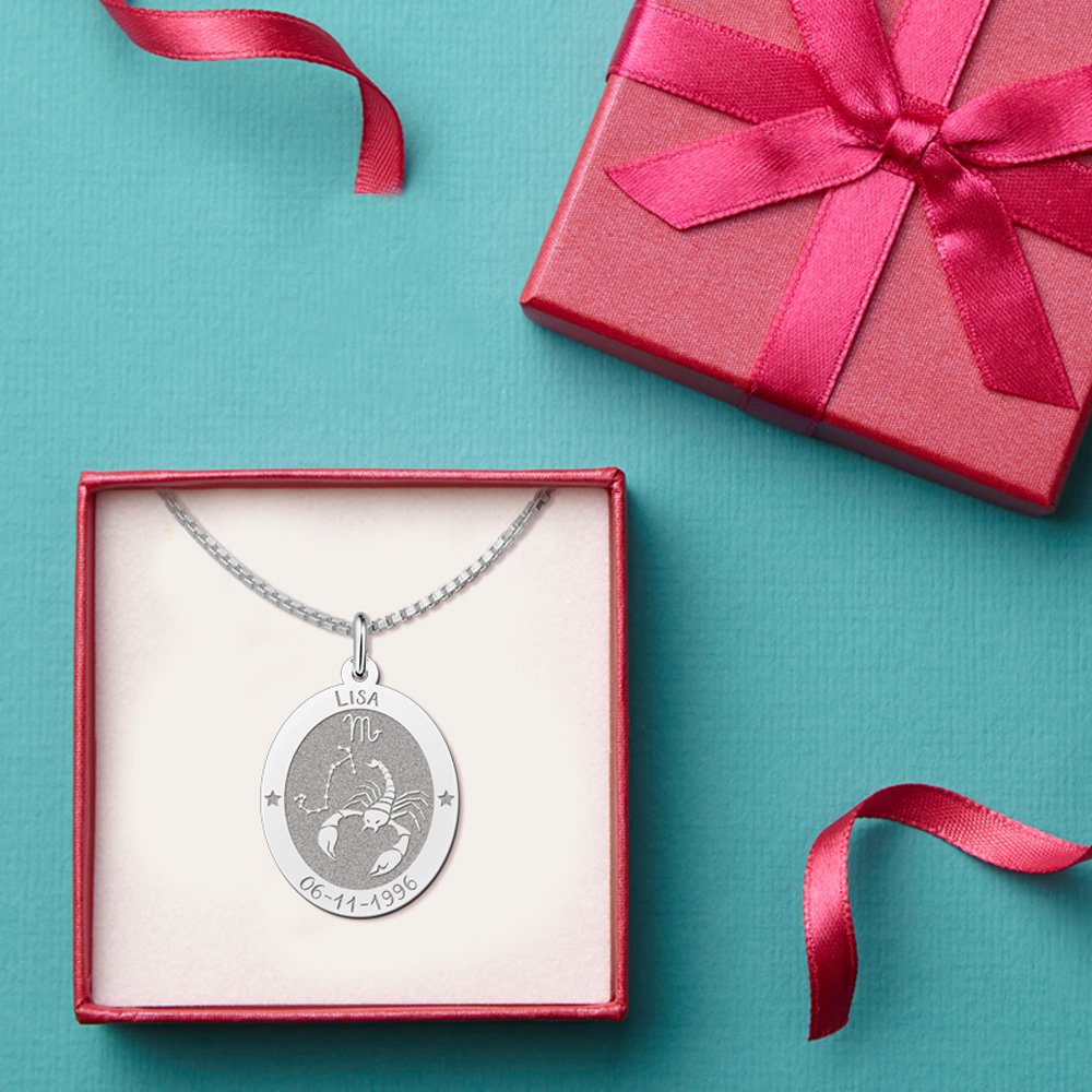 Colgante Ovalado de Plata Signo del Zodiaco Escorpio con Grabado de Nombre