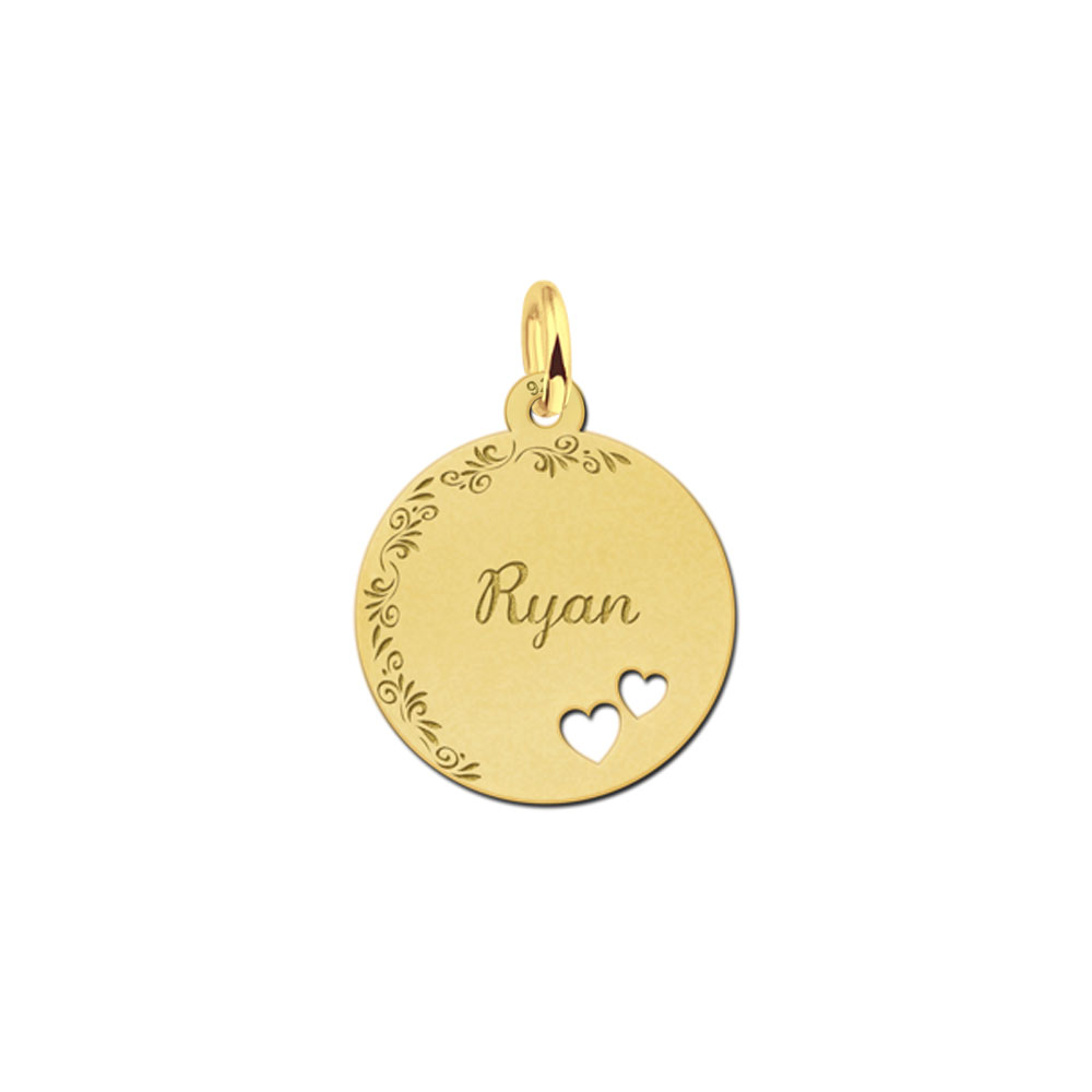 Colgante chapado en oro con borde de flores y dos corazones
