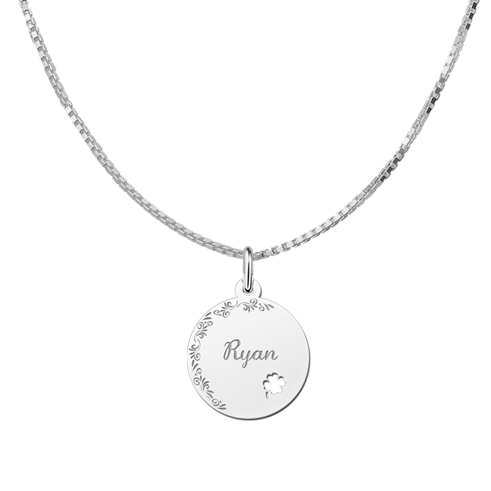 Colgante de plata con borde floral y trébol de 4 hojas