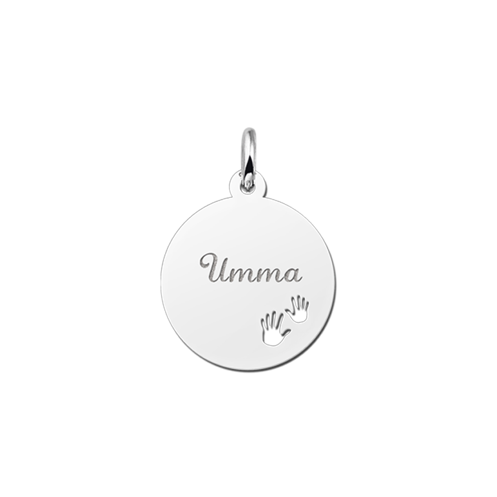 Colgante de plata con nombre y manos de bebé