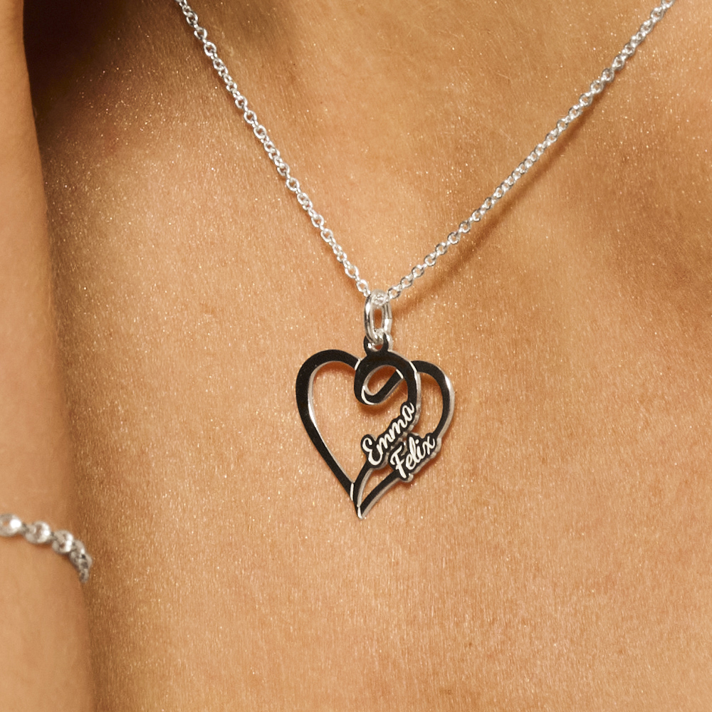 Colgante pequeño de corazón de plata con dos nombres Colgante pequeño de corazón de plata con dos nombres