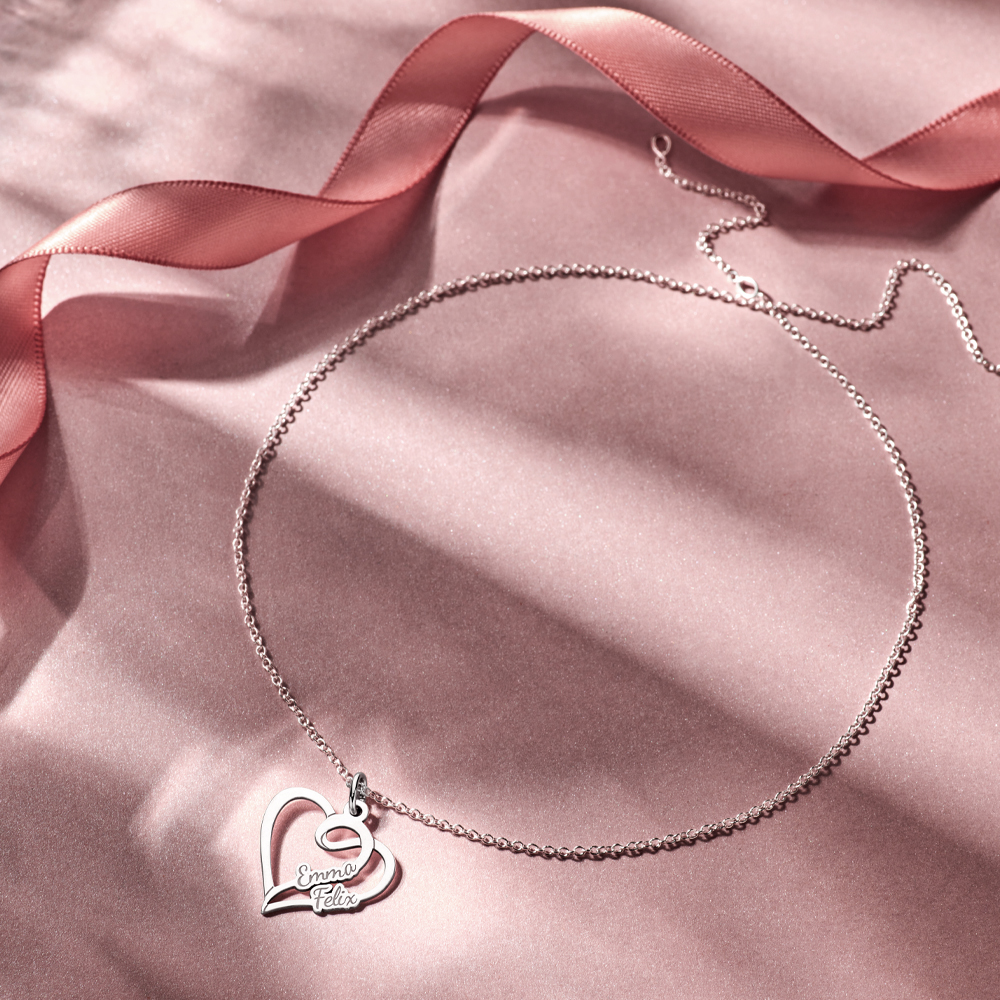 Colgante pequeño de corazón de plata con dos nombres Colgante pequeño de corazón de plata con dos nombres