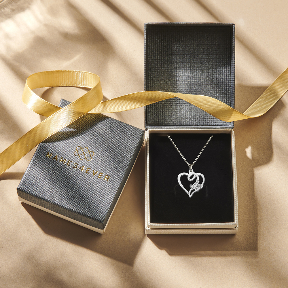 Colgante pequeño de corazón de plata con dos nombres Colgante pequeño de corazón de plata con dos nombres