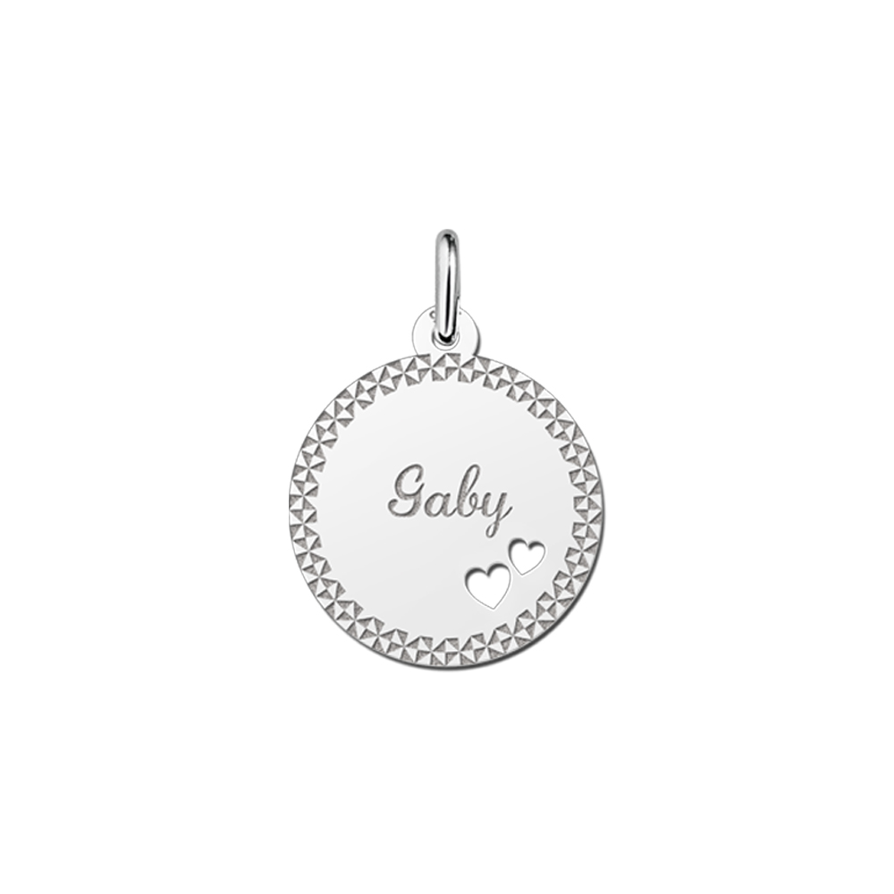 Colgante de plata con borde decorativo y dos corazones