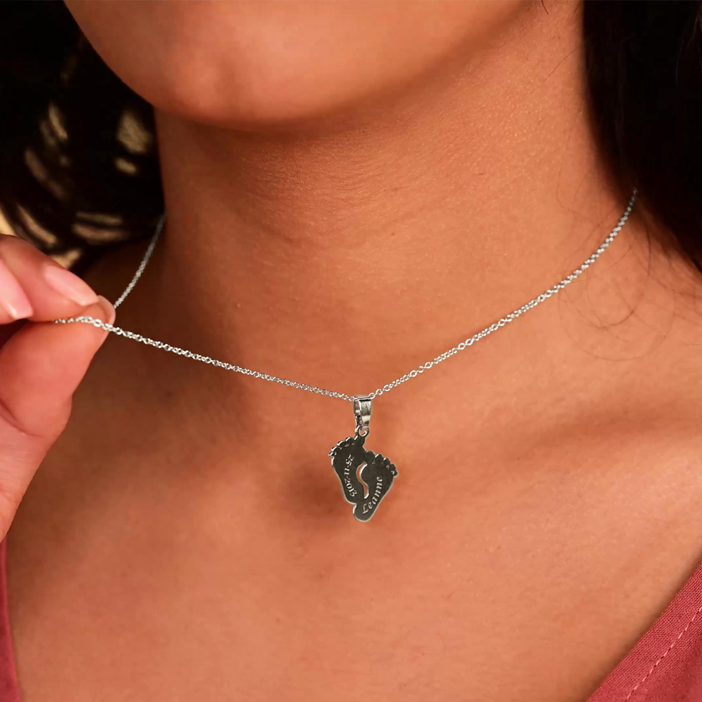 Colgante de plata con pies de bebé, nombre y fecha de nacimiento Colgante de plata con pies de bebé, nombre y fecha de nacimiento
