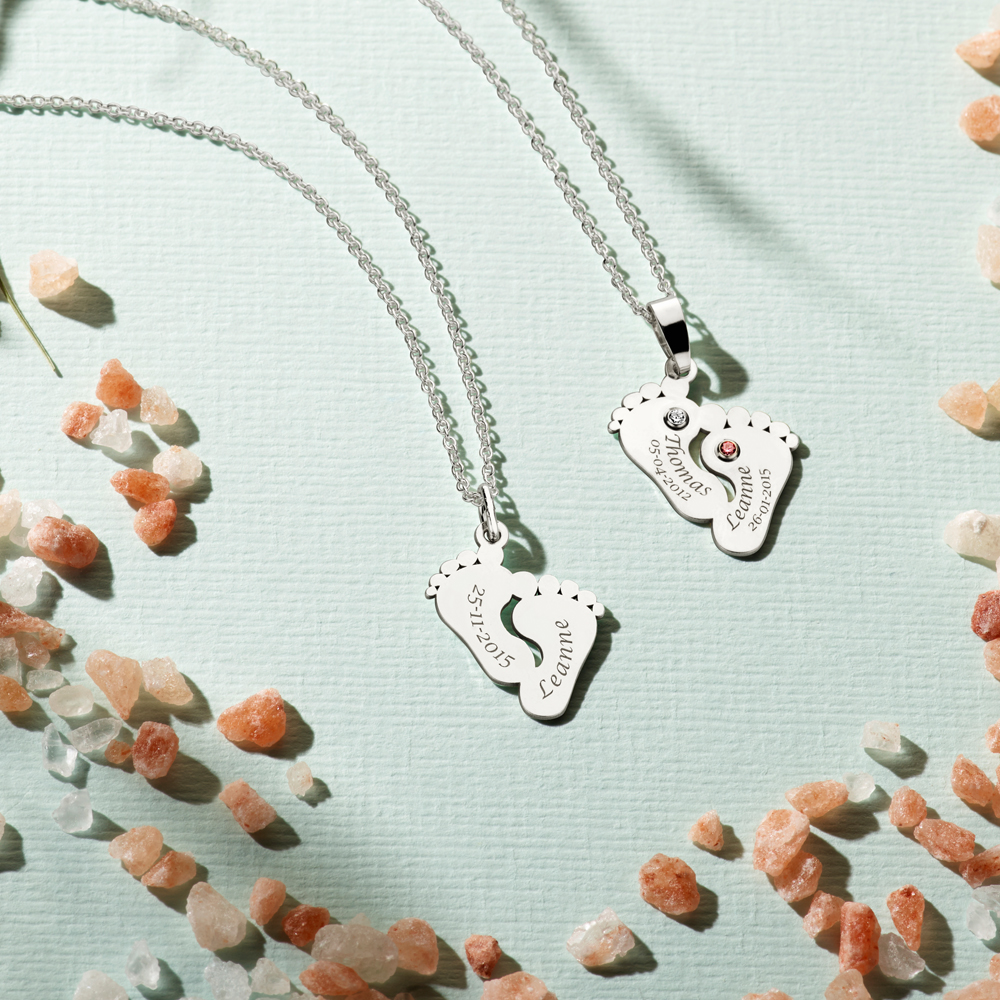 Colgante de plata con pies de bebé, nombre y fecha de nacimiento Colgante de plata con pies de bebé, nombre y fecha de nacimiento
