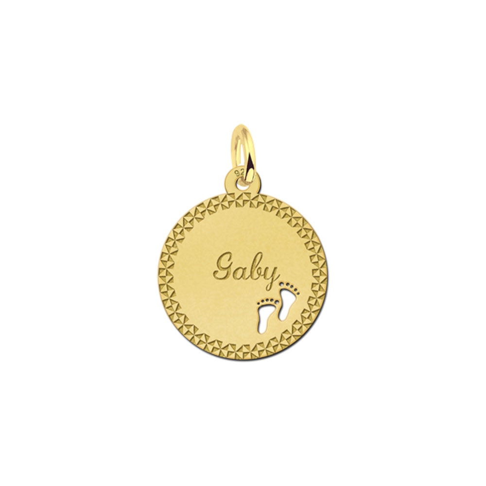 Colgante chapado en oro con borde decorativo y pies de bebé