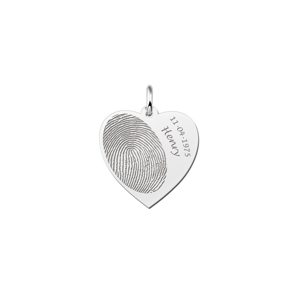 Joya de plata en forma de corazón con la huella dactilar, el nombre y la fecha
