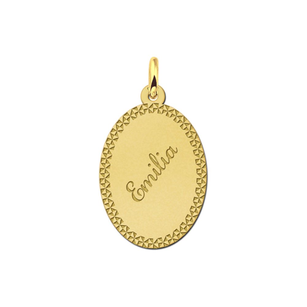 Colgante ovalado chapado en oro con borde decorativo y nombre
