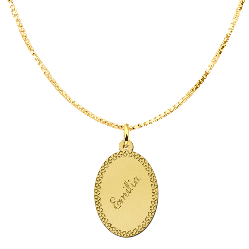 Colgante ovalado chapado en oro con borde decorativo y nombre