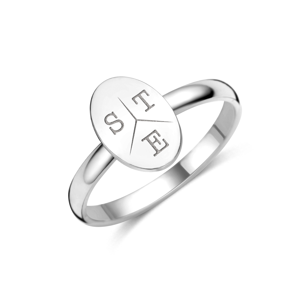 Anillo de plata ovalado con iniciales
