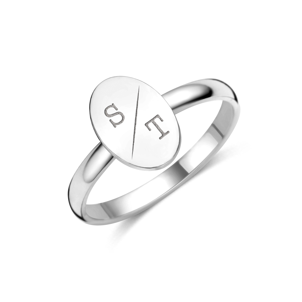 Anillo de plata ovalado con iniciales
