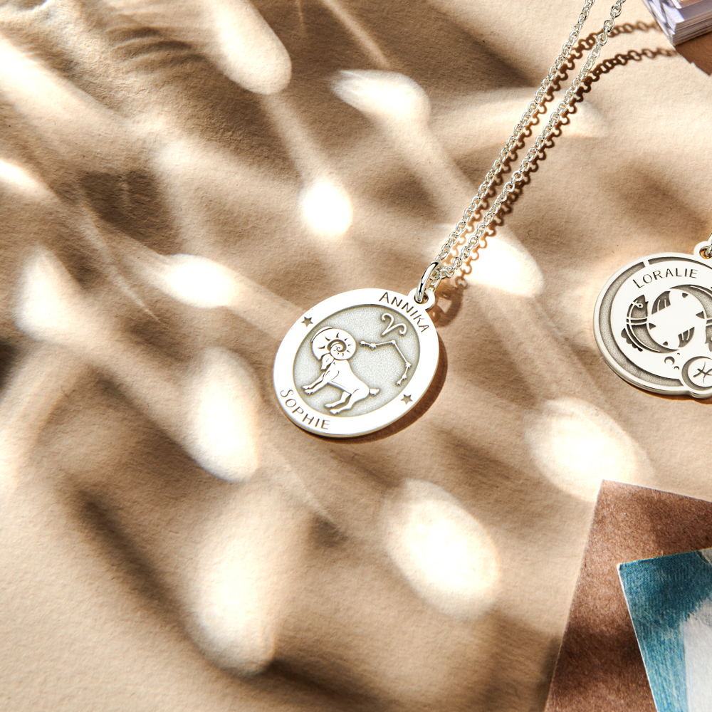 Colgante Ovalado de Plata Signo del Zodiaco Aries con Grabado de Nombre