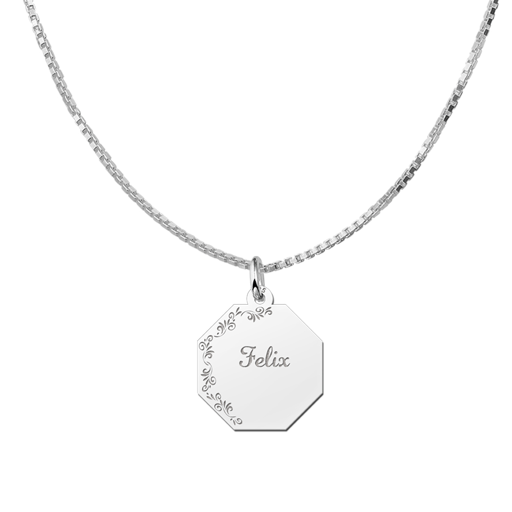 Colgante octogonal de plata con borde floral y nombre