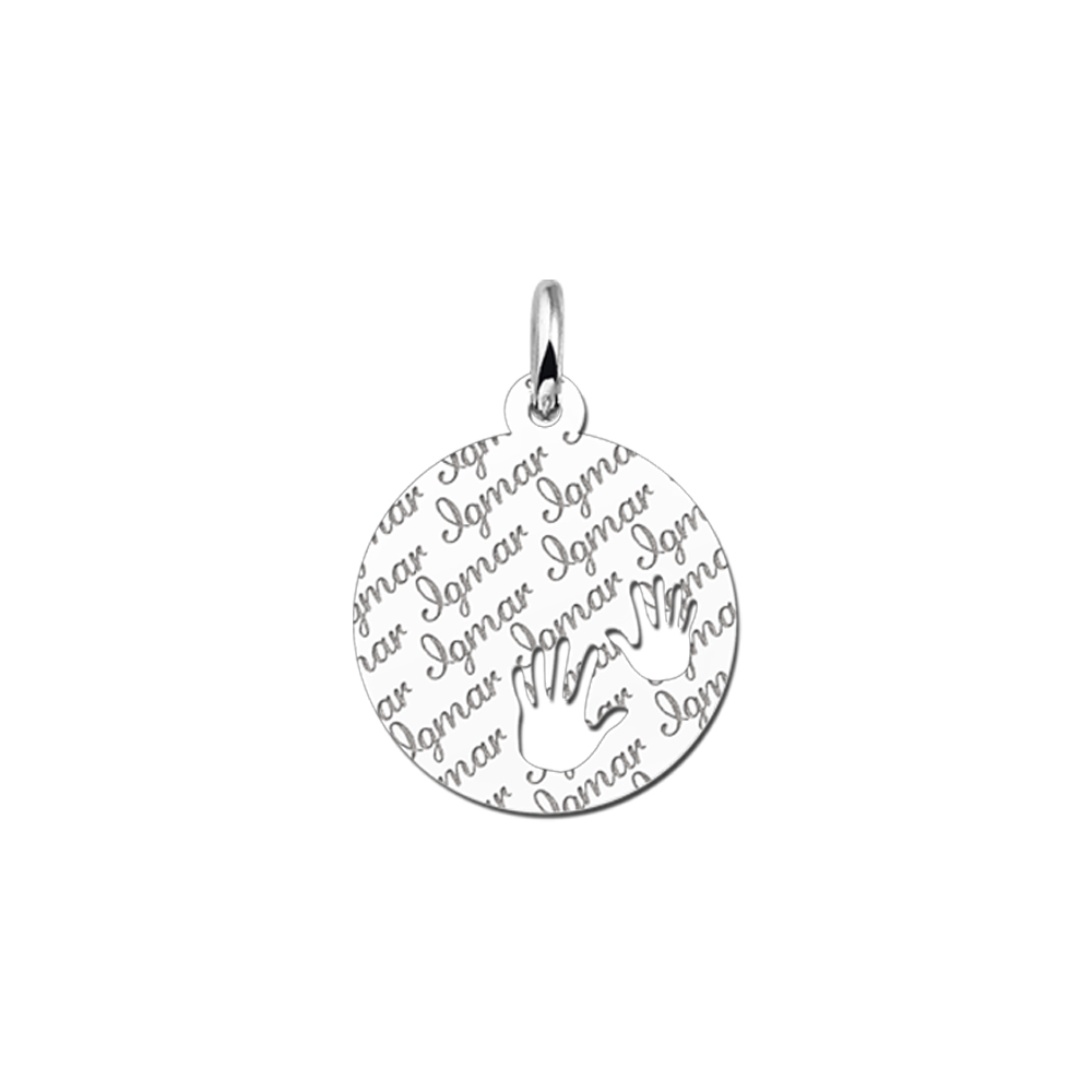 Colgante de plata con nombre repetido y manos de bebé