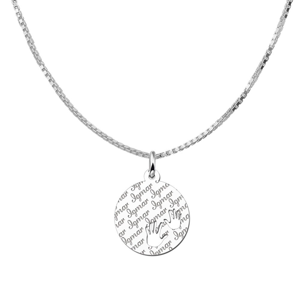 Colgante de plata con nombre repetido y manos de bebé