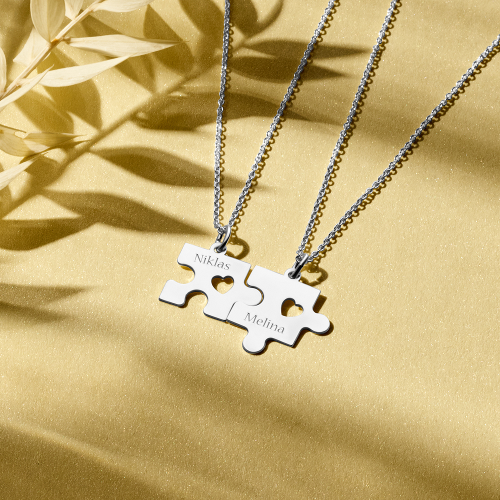 Collar de amistad de plata con piezas de puzle, corazones y nombres
