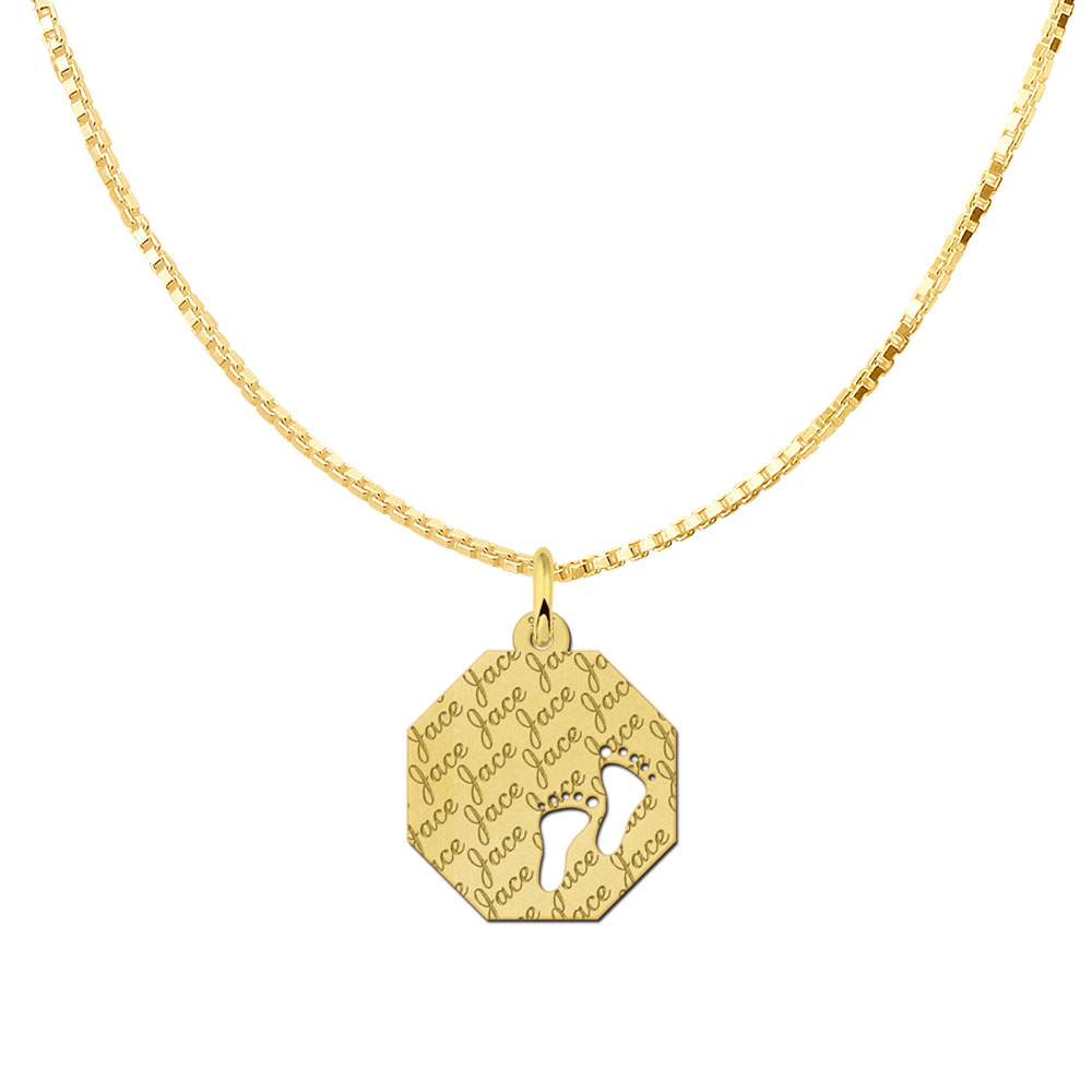 Colgante octogonal chapado en oro con patrón de nombre y pies de bebé