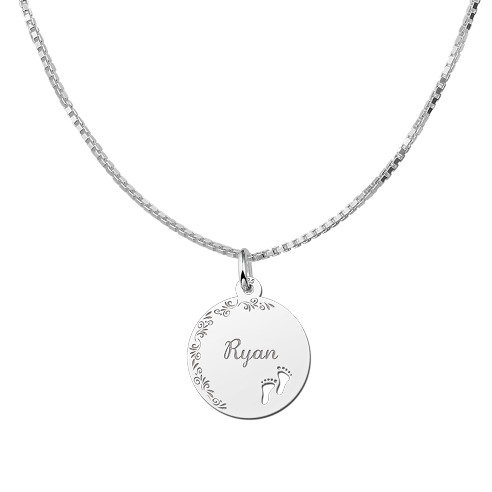 Colgante de plata con borde floral y huellas de bebé