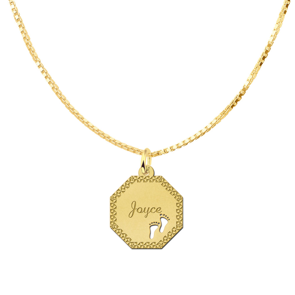 Colgante octogonal chapado en oro con borde decorativo y pies de bebé