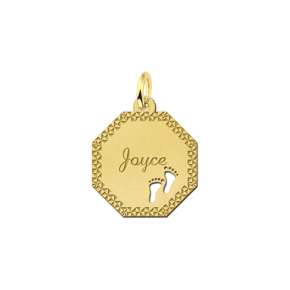 Colgante octogonal chapado en oro con borde decorativo y pies de bebé