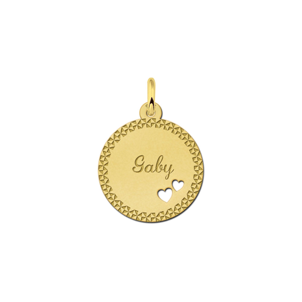 Colgante chapado en oro con borde decorativo y dos corazones