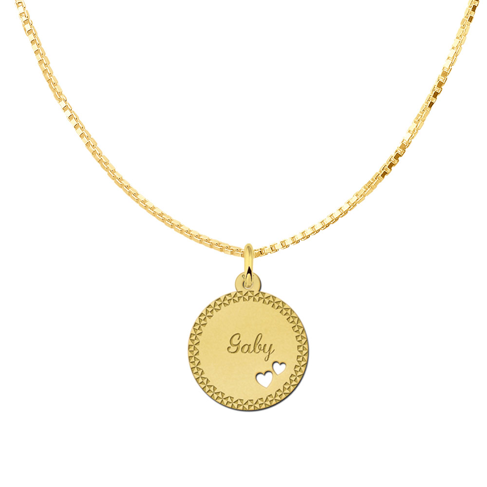 Colgante chapado en oro con borde decorativo y dos corazones