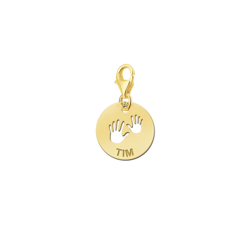 Charm de bebé chapado en oro con manitas y nombre