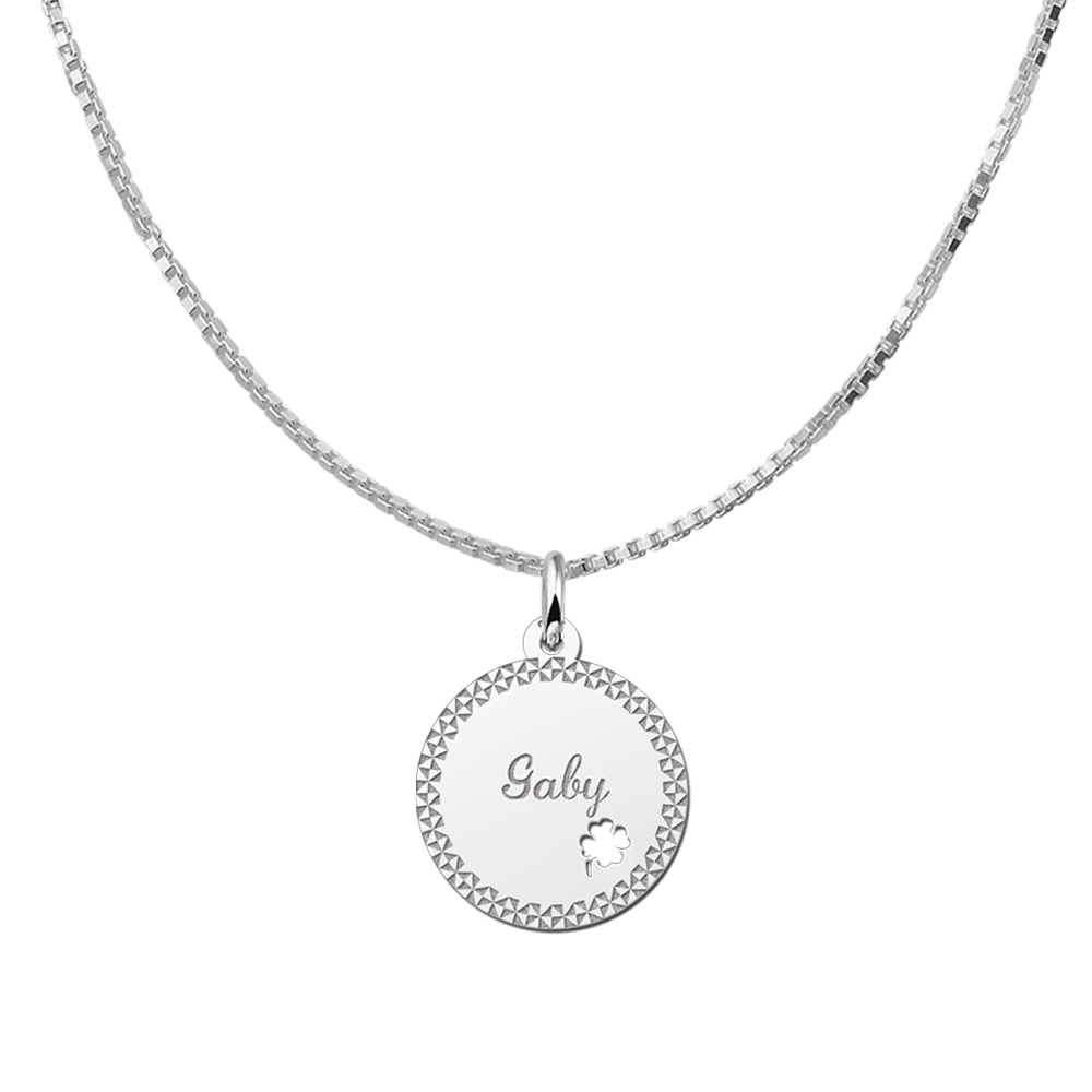 Colgante de plata con borde decorativo y trébol de 4 hojas