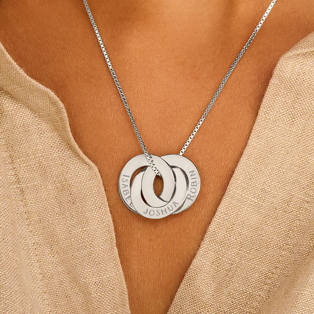 Collar de plata con anillos rusos y tres nombres