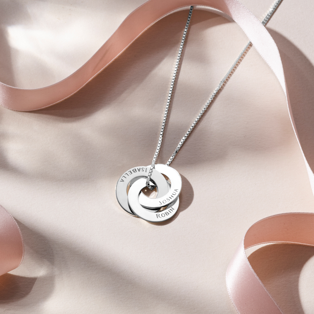 Collar de plata con anillos rusos y tres nombres