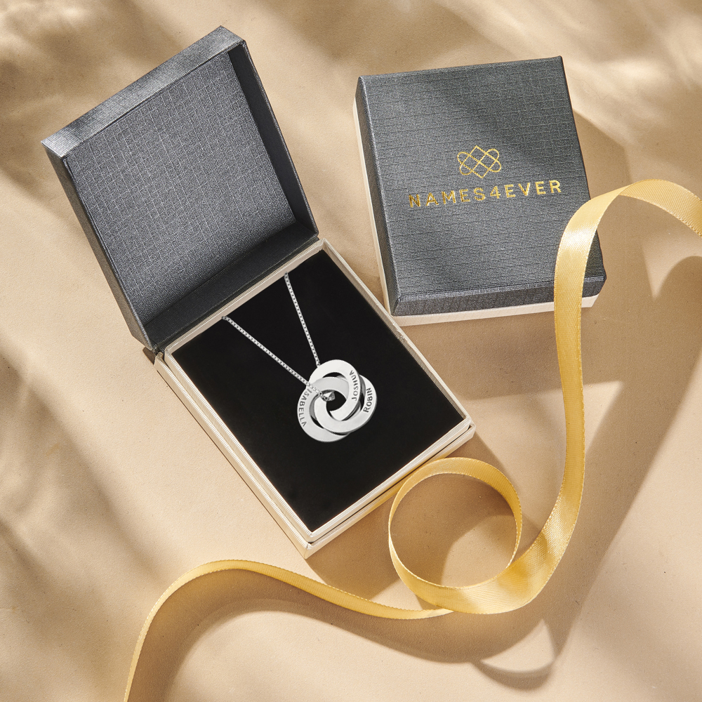Collar de plata con anillos rusos y tres nombres