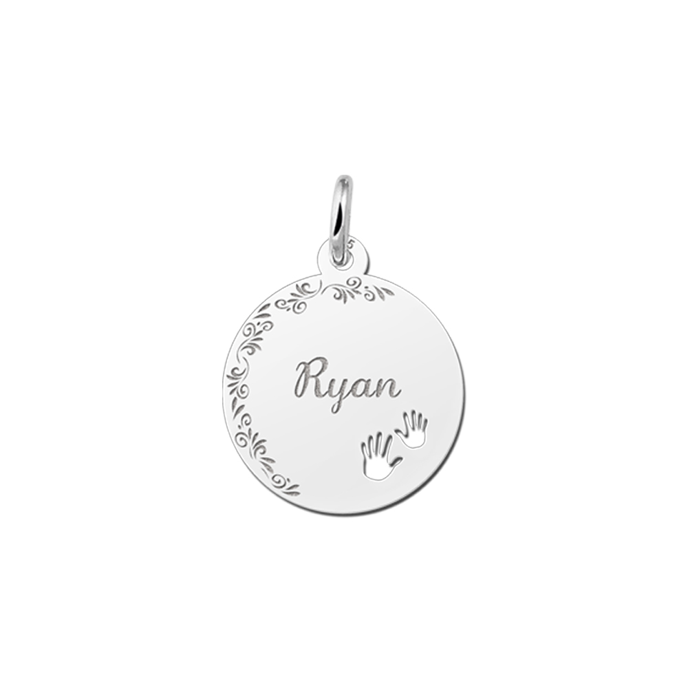 Colgante de plata con borde floral y manos de bebé