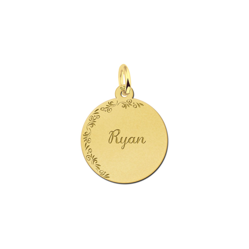 Colgante redondo chapado en oro con borde de flores y nombre
