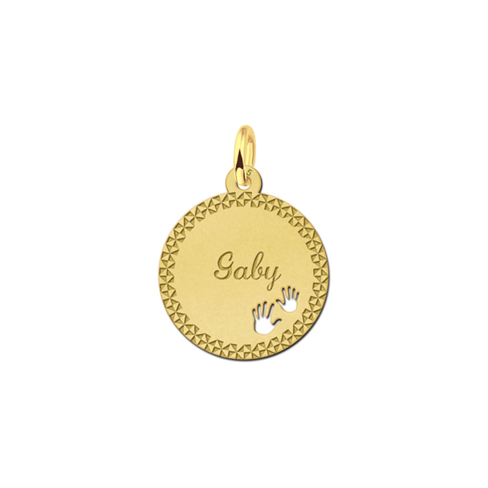 Colgante chapado en oro con borde decorativo y manitas de niño