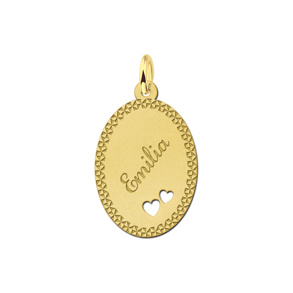 Colgante ovalado chapado en oro con borde decorativo y dos corazones