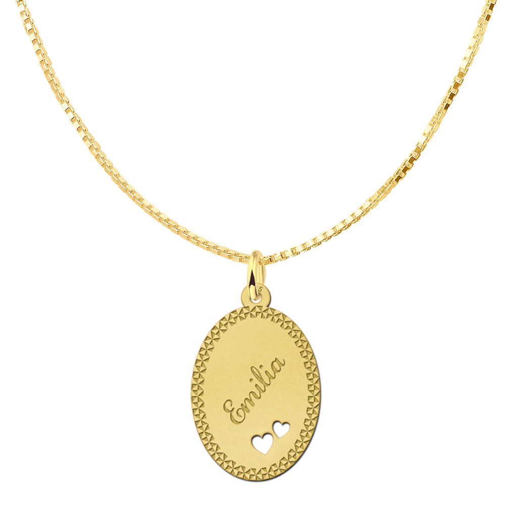Colgante ovalado chapado en oro con borde decorativo y dos corazones