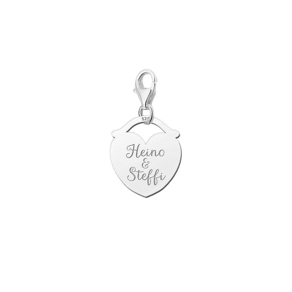 Dije de plata con forma de corazón con dos nombres
