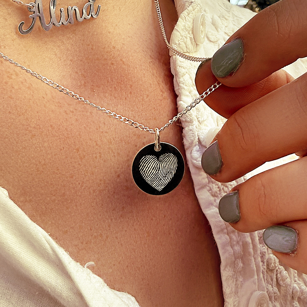 Colgante redondo de plata con huella dactilar en forma de corazón Colgante redondo de plata con huella dactilar en forma de corazón