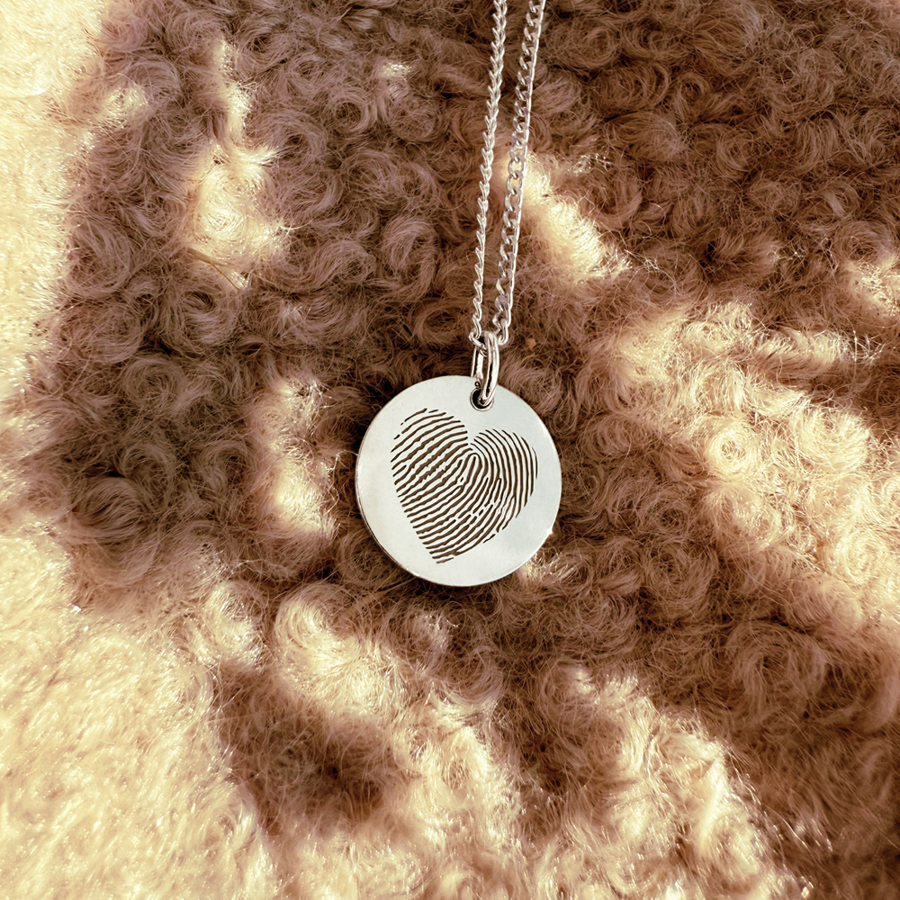 Colgante redondo de plata con huella dactilar en forma de corazón Colgante redondo de plata con huella dactilar en forma de corazón