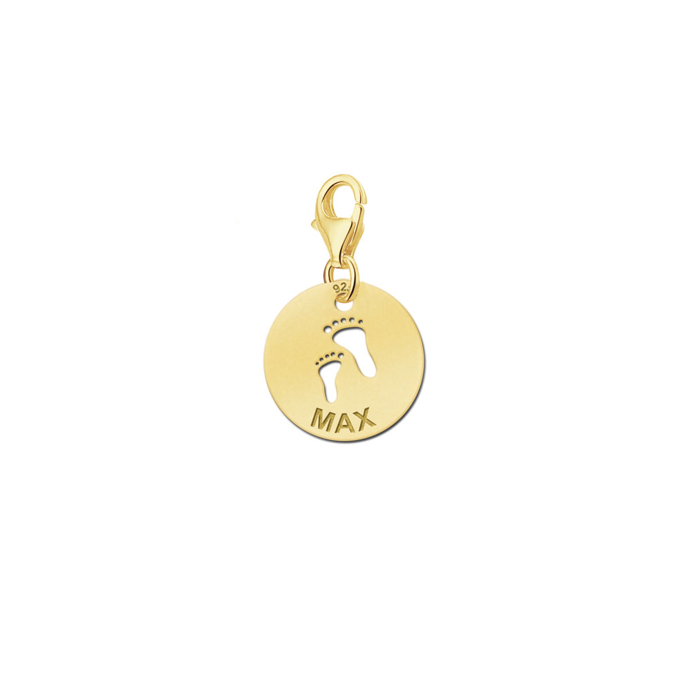 Charm de bebé chapado en oro con pies y nombre