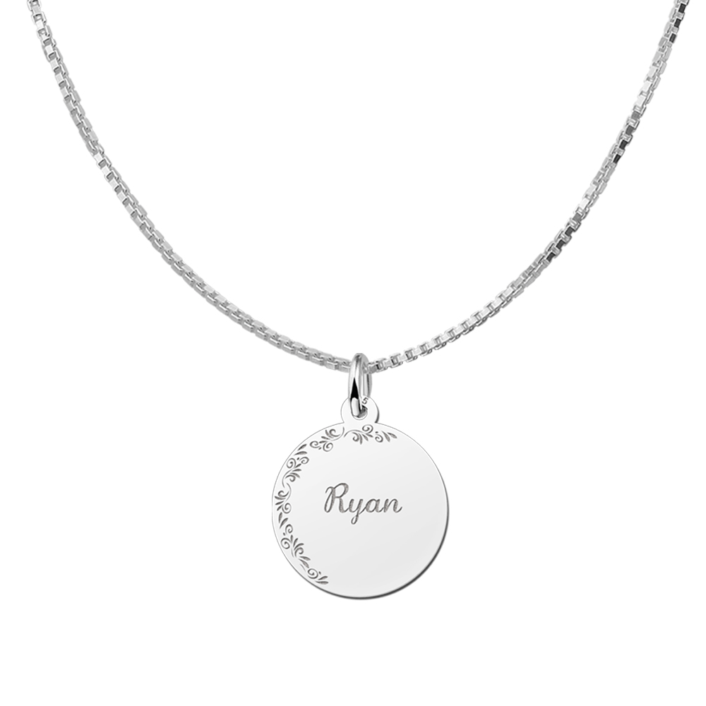 Colgante redondo de plata con borde floral y nombre