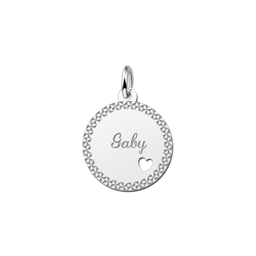 Colgante de plata con borde decorativo y corazón