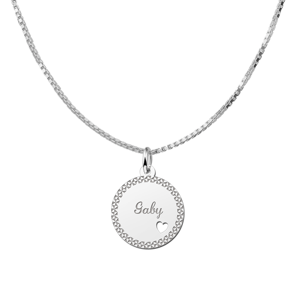 Colgante de plata con borde decorativo y corazón