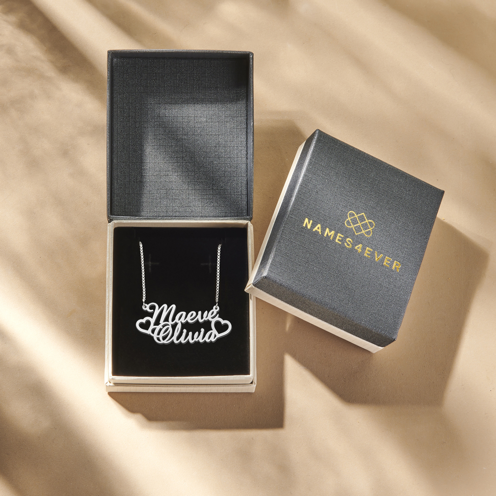 Collar doble de nombres en plata Maeve y Olivia con corazones Collar doble de nombres en plata Maeve y Olivia con corazones