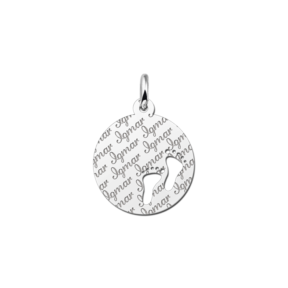 Colgante de plata con nombre repetido y huellas de bebé