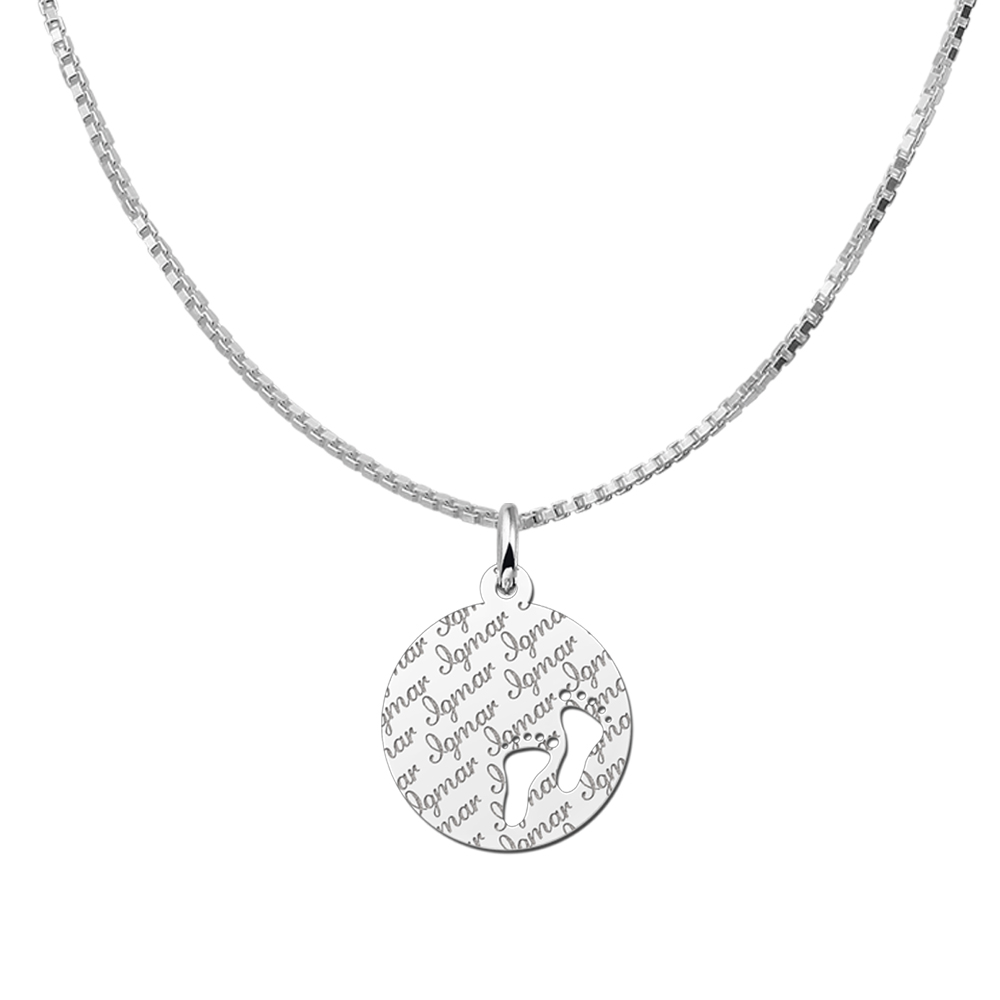 Colgante de plata con nombre repetido y huellas de bebé