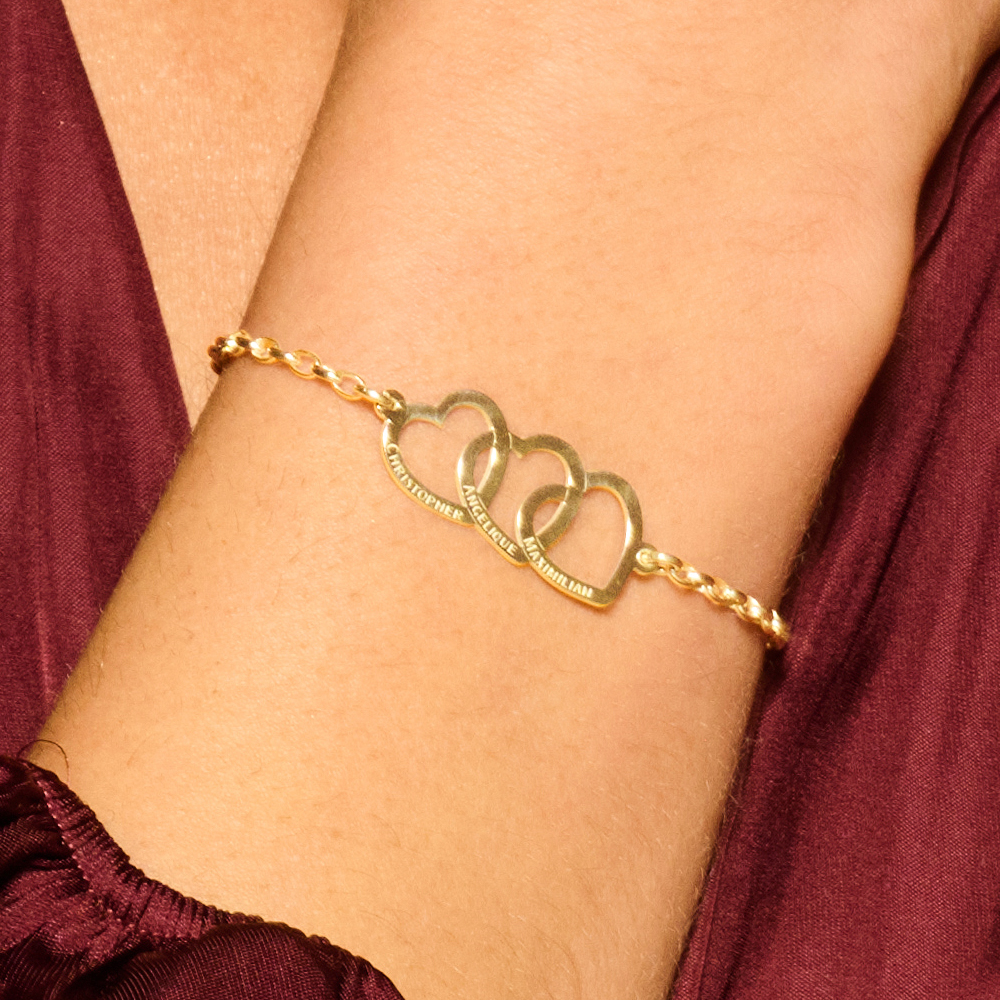 Pulsera de oro con tres corazones unidos y nombres Pulsera de oro con tres corazones unidos y nombres