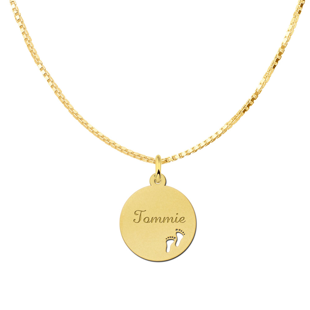 Colgante chapado en oro con nombre y pies de bebé