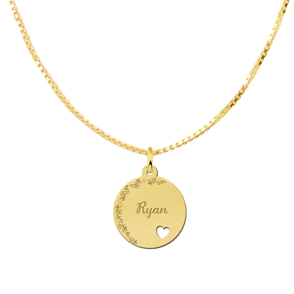 Colgante chapado en oro con borde de flores y corazón